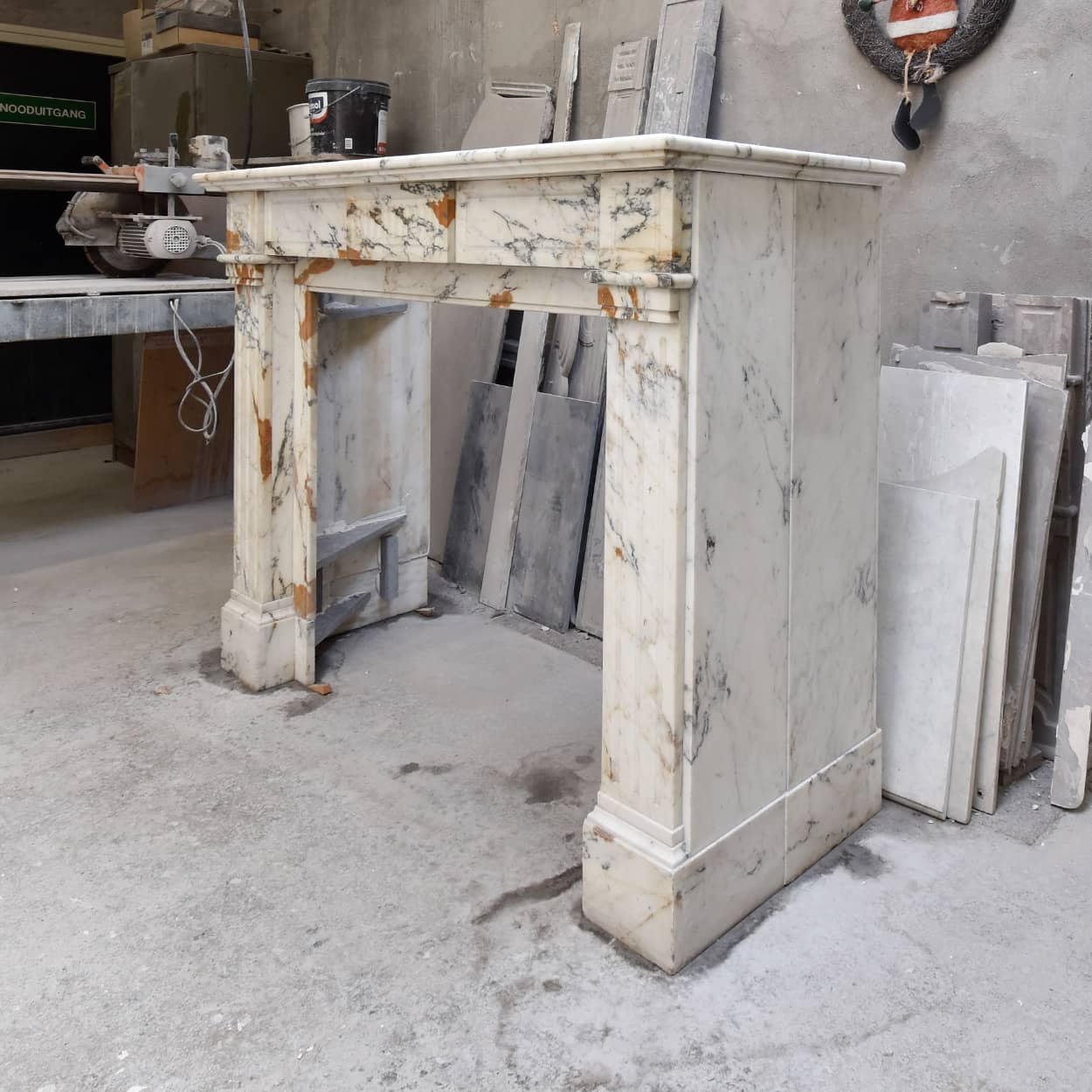 Louis-XVI-Marmeren-ombouwschouw-met-aderpatroon