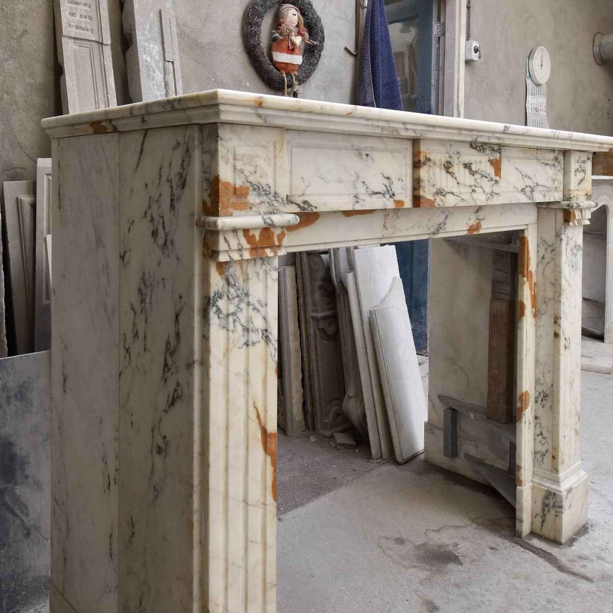 Louis-XVI-Marmeren-ombouwschouw-met-aderpatroon