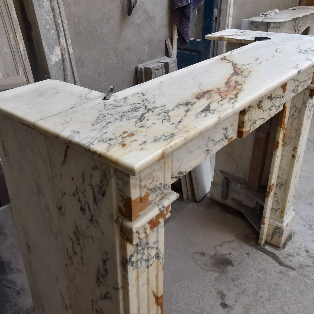 Louis-XVI-Marmeren-ombouwschouw-met-aderpatroon