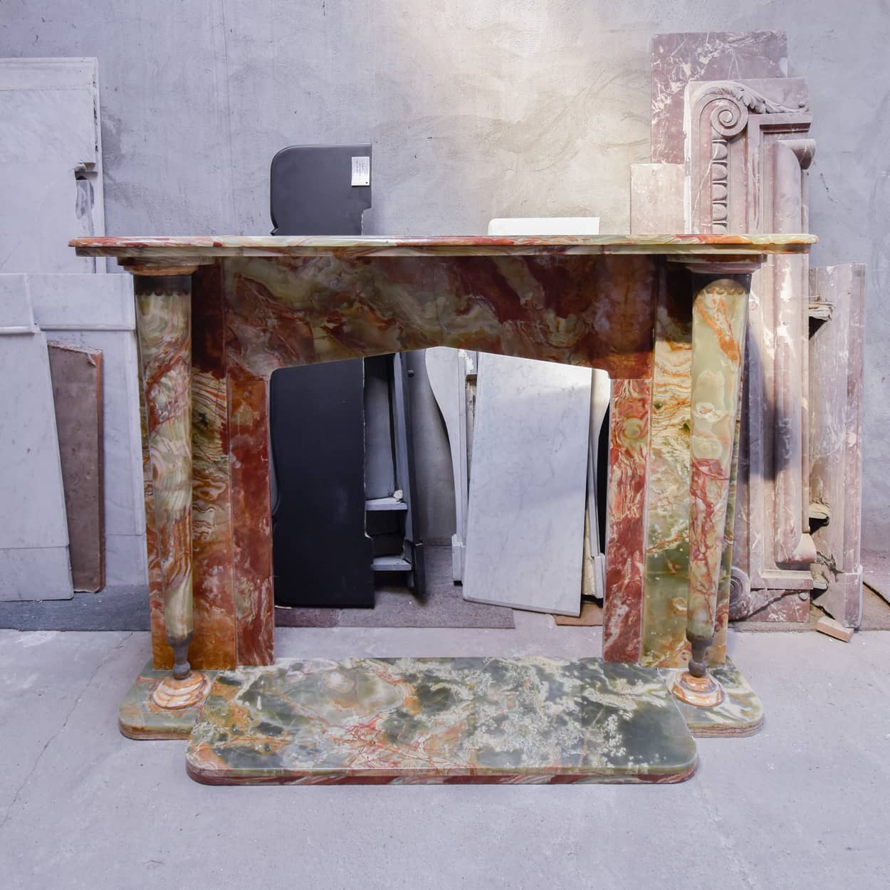 Onyx-marmeren-ombouwschouw-met-pilaren-en-vloerplaat