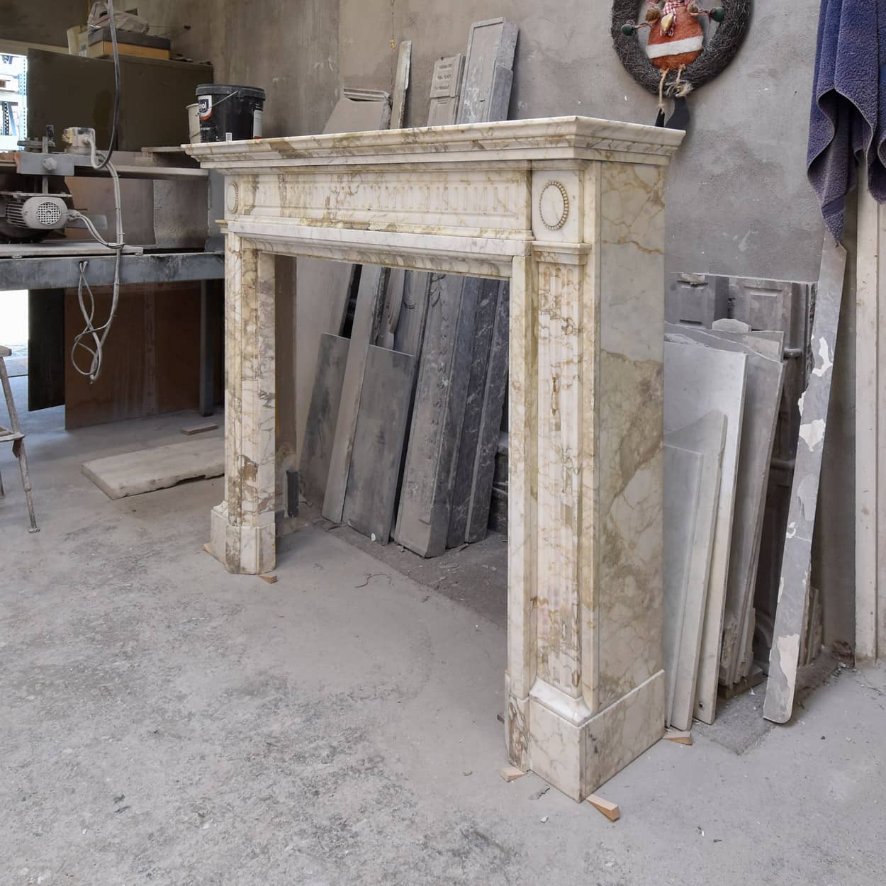 Wit-marmeren-Lodewijk-XVI-voorzetschouw