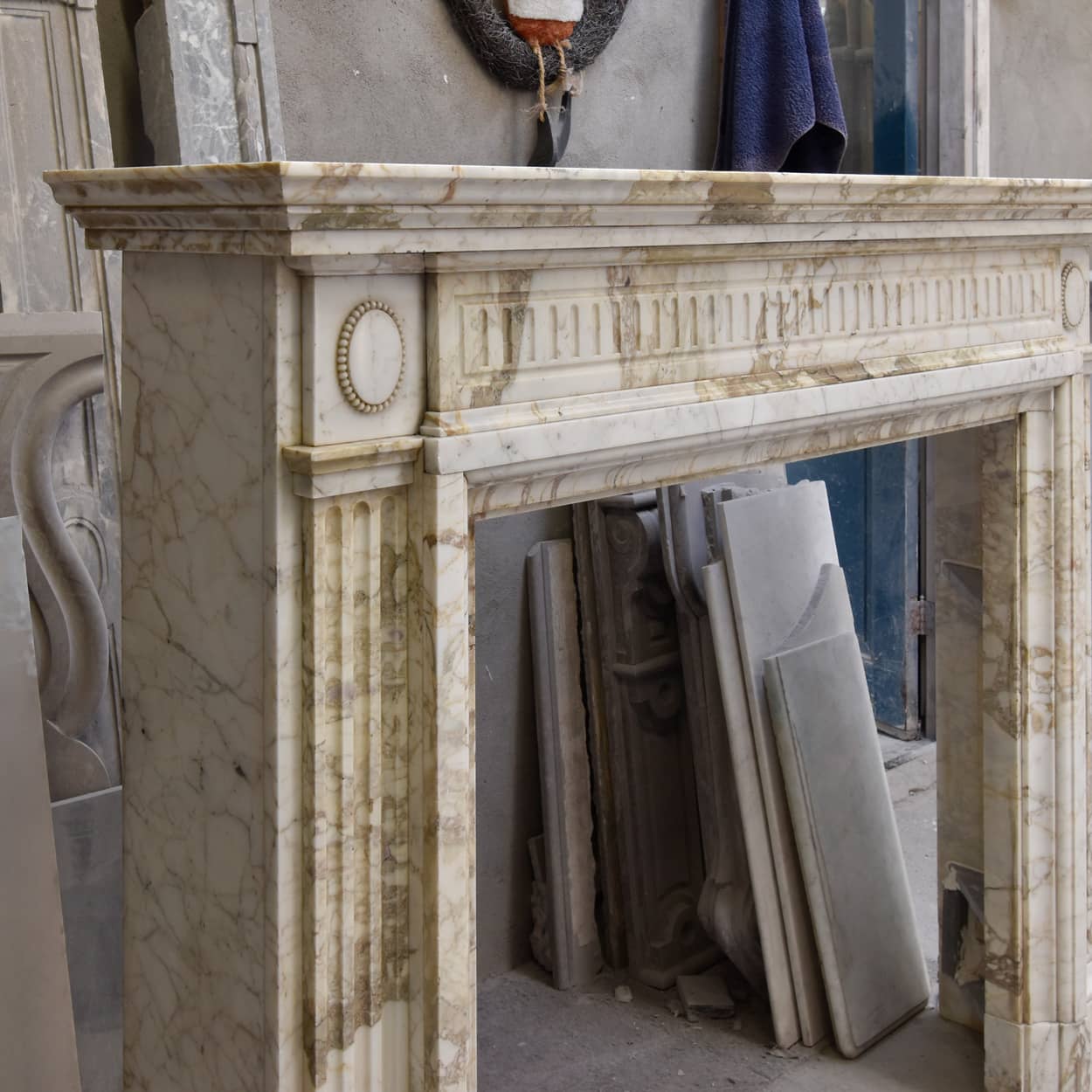 Wit-marmeren-Lodewijk-XVI-voorzetschouw