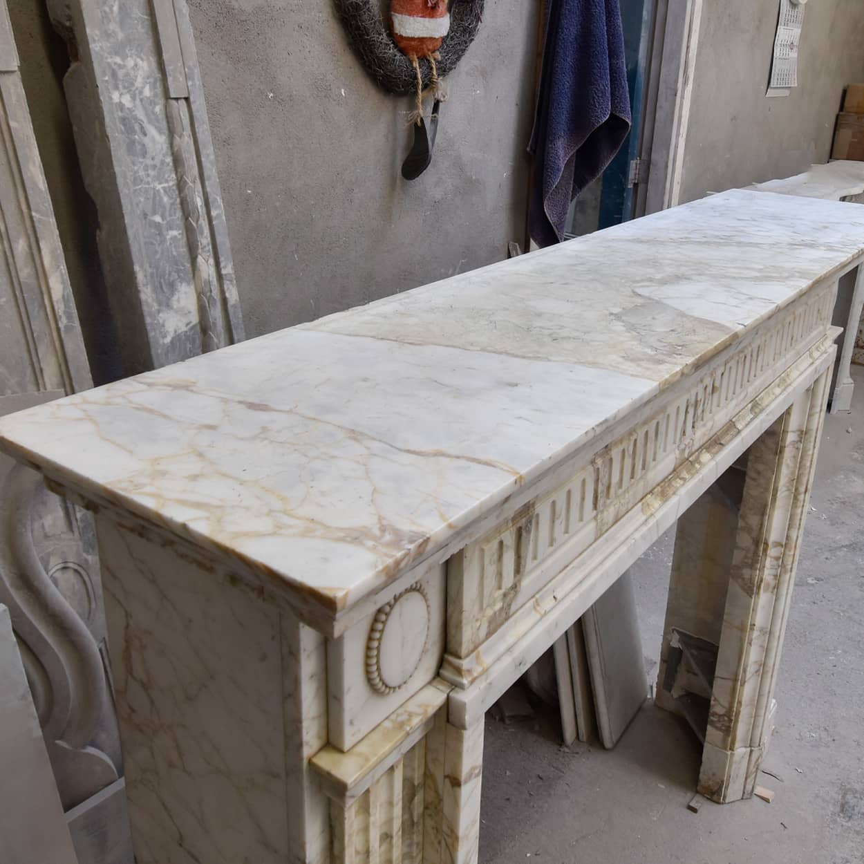 Wit-marmeren-Lodewijk-XVI-voorzetschouw