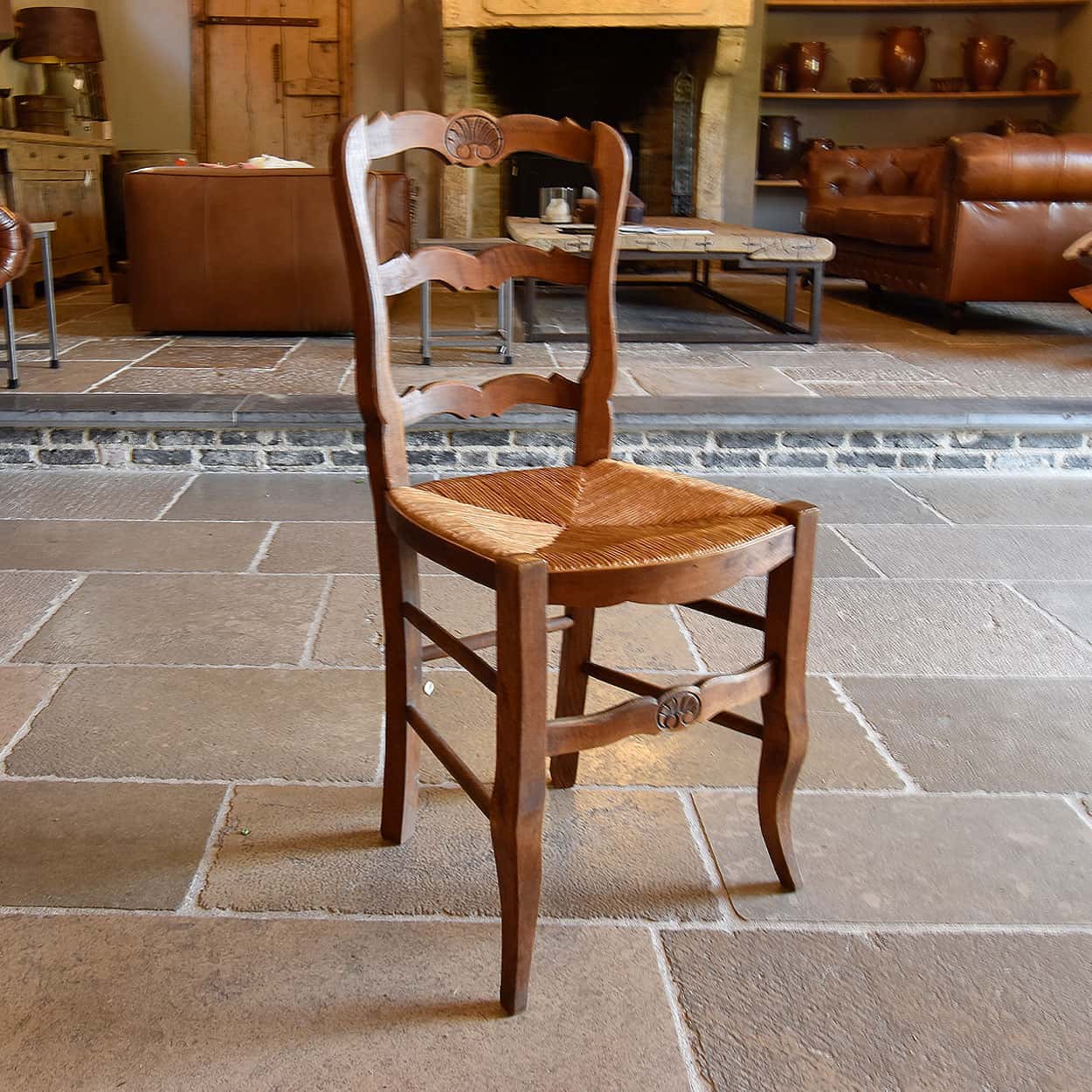 Antieke-Franse-stoelen-met-ladderrug-en-rieten-zitting