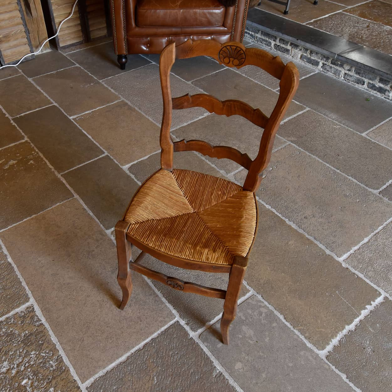Antieke-Franse-stoelen-met-ladderrug-en-rieten-zitting