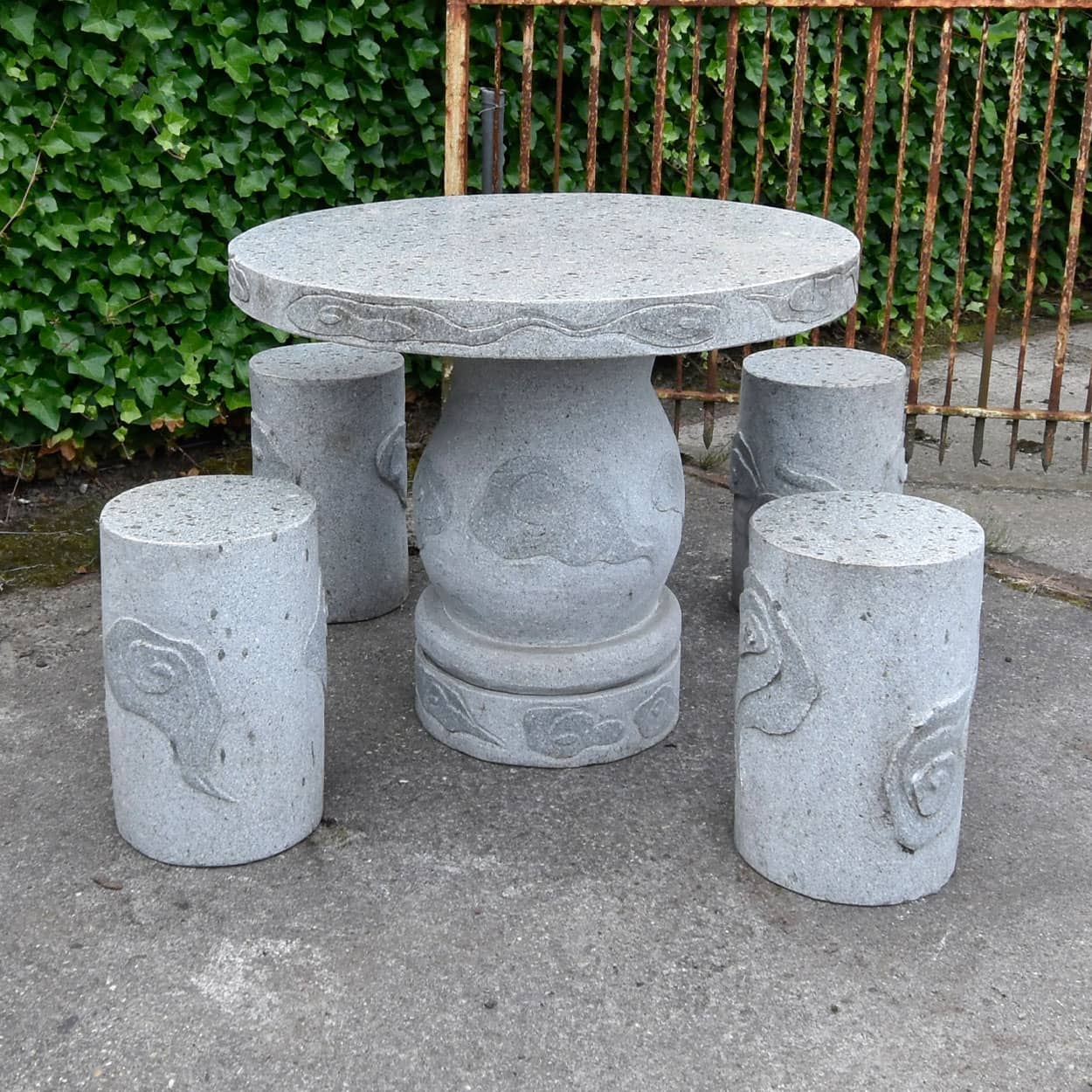 Stenen-tuintafel-met-4-krukjes