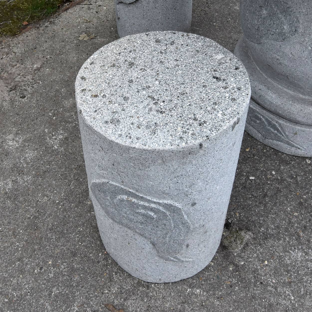 Stenen-tuintafel-met-4-krukjes