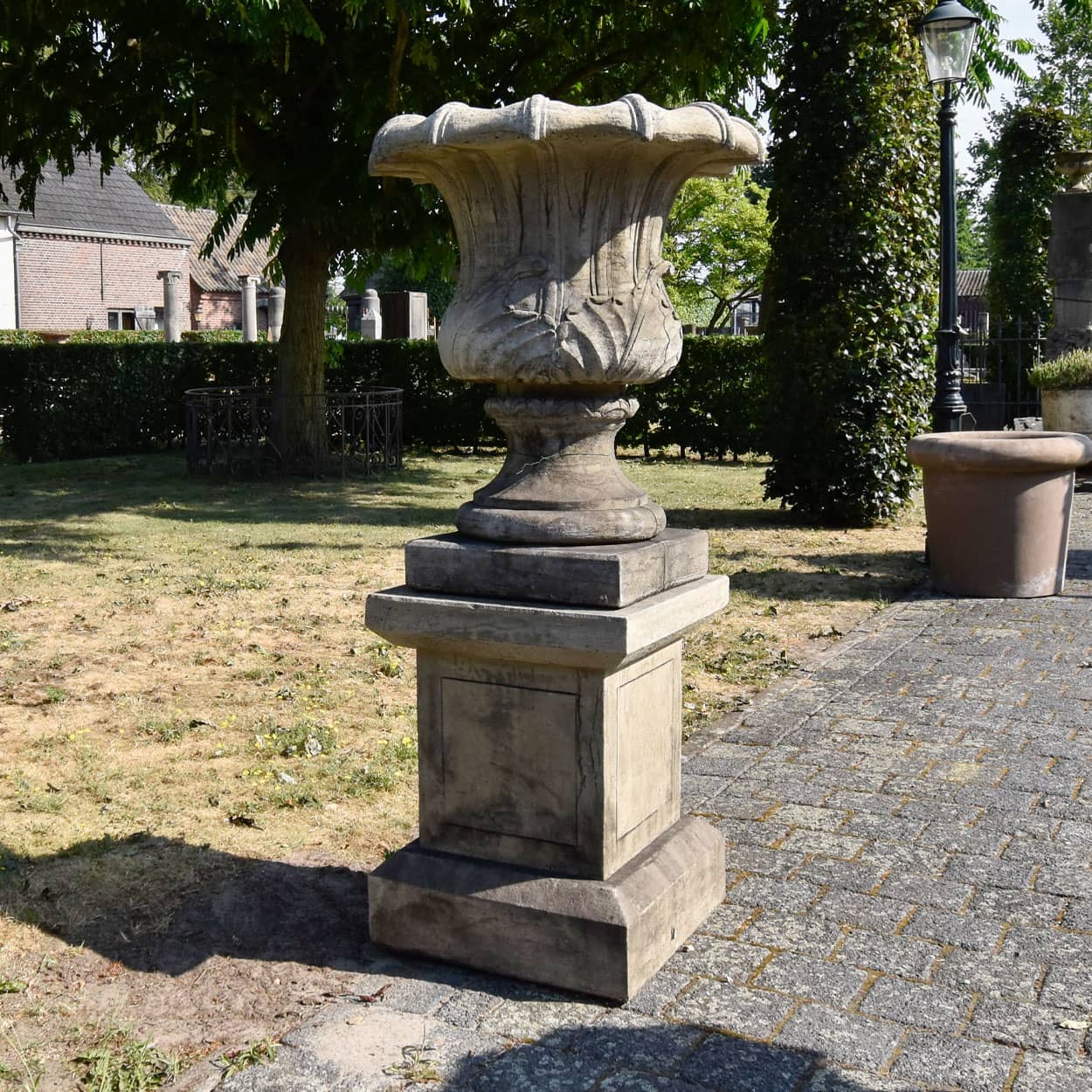 Set-van-2-stenen-vazen-op-sokkel