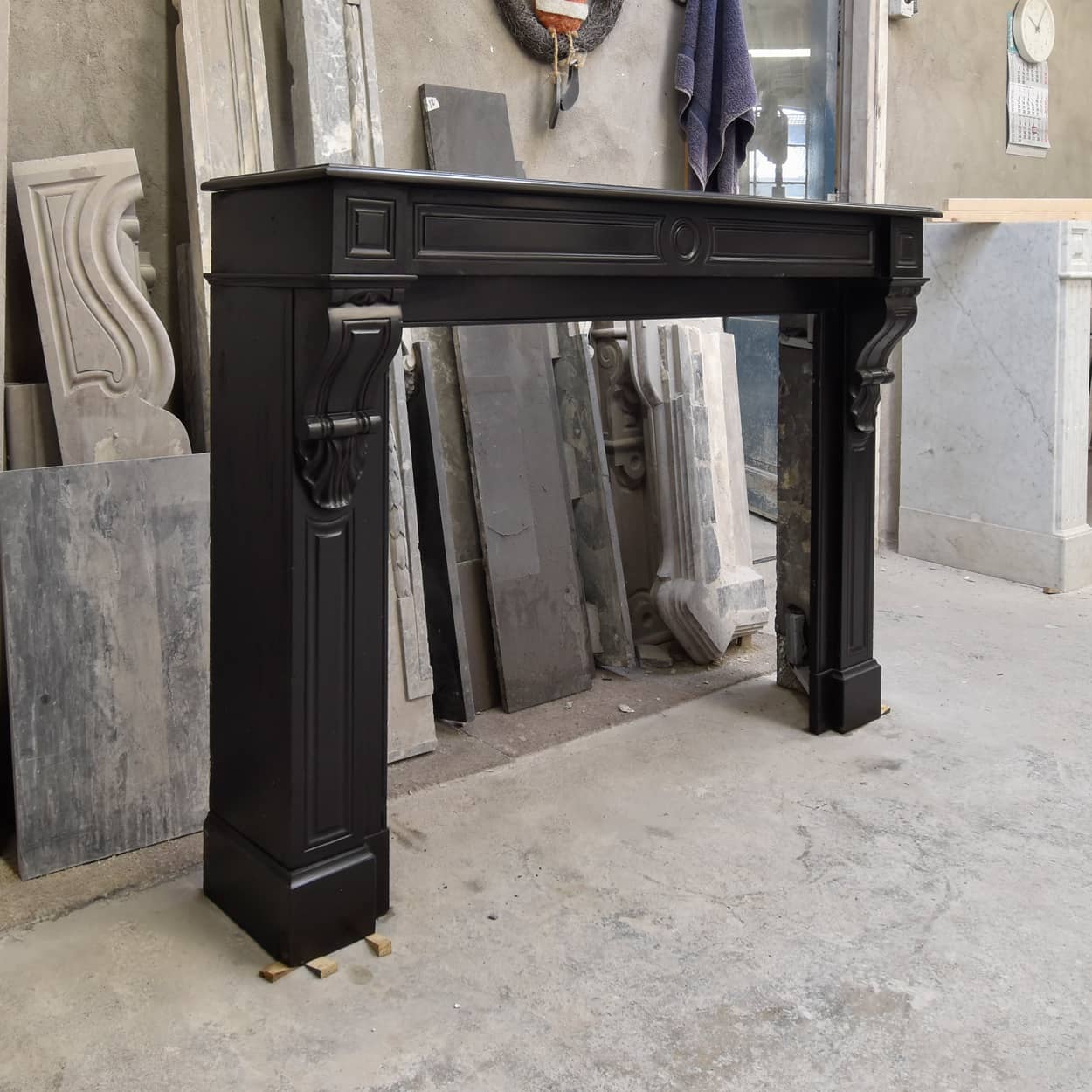 Zwart-marmeren-Noir-de-Mazy-pompadour-voorzetschouw