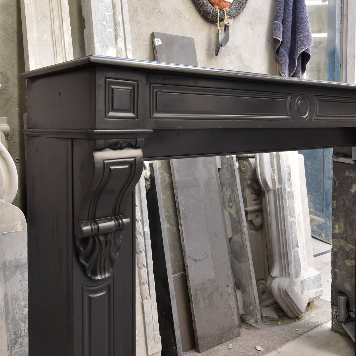 Zwart-marmeren-Noir-de-Mazy-pompadour-voorzetschouw