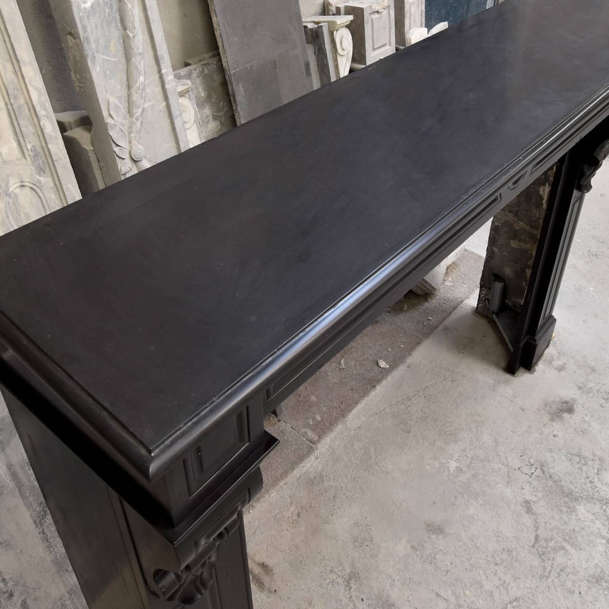 Zwart-marmeren-Noir-de-Mazy-pompadour-voorzetschouw